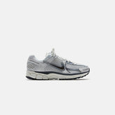 Nike WMNS Zoom Vomero 5 - Photon Dust / Chrome / Gridiron / Sail | Kith Photon Dust / Chrome / Gridiron / Sail