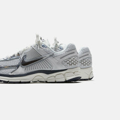 Nike WMNS Zoom Vomero 5 - Photon Dust / Chrome / Gridiron / Sail | Kith Photon Dust / Chrome / Gridiron / Sail