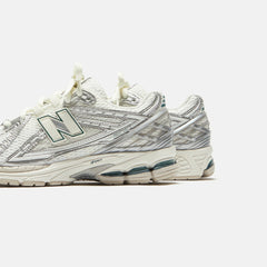 New Balance 1906R - Silver Metallic / Sea Salt | Kith Silver Metallic / Sea Salt