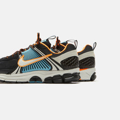 Nike WMNS Zoom Vomero 5 - Black / Light Bone / Blue Gaze / Total Orang | Kith Black / Light Bone / Blue Gaze / Total Orange