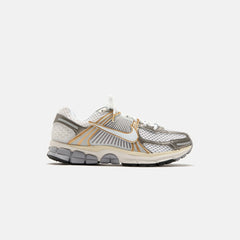 Nike Zoom Vomero 5 - Platinum Tint / White / Metallic Platinum | Kith Platinum Tint / White / Metallic Platinum