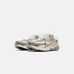 Nike Zoom Vomero 5 - Platinum Tint / White / Metallic Platinum | Kith Platinum Tint / White / Metallic Platinum
