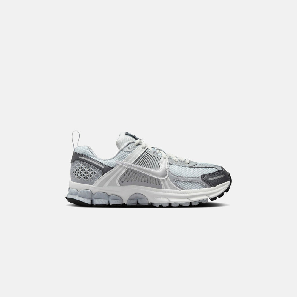 Nike GS Zoom Vomero 5 - Pure Platinum / Metallic Silver / Summit White | Kith Pure Platinum / Metallic Silver / Summit White / Dark Grey