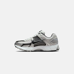 Nike Zoom Vomero 5 - Metallic Silver / Black / Pure Platinum | Kith Metallic Silver / Black / Pure Platinum