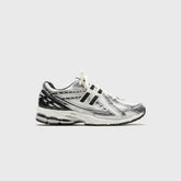 New Balance 1906R - Silver Metallic / Black / Sea Salt | Kith Silver Metallic / Black / Sea Salt
