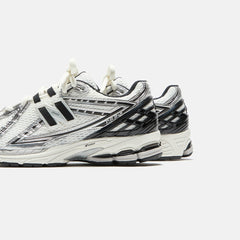 New Balance 1906R - Silver Metallic / Black / Sea Salt | Kith Silver Metallic / Black / Sea Salt