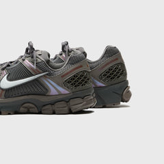 Nike Zoom Vomero 5 - Cave Stone / Metallic Silver | Kith Cave Stone / Metallic Silver