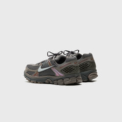 Nike Zoom Vomero 5 - Cave Stone / Metallic Silver | Kith Cave Stone / Metallic Silver