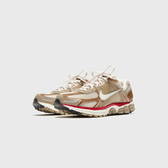 Nike WMNS Zoom Vomero 5 - Khaki / Phantom/ Fire Red/ Sail | Kith Khaki / Phantom/ Fire Red/ Sail