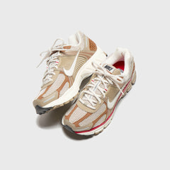 Nike WMNS Zoom Vomero 5 - Khaki / Phantom/ Fire Red/ Sail | Kith Khaki / Phantom/ Fire Red/ Sail