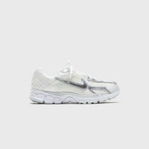 Nike WMNS Zoom Vomero 5 - Metallic White / Metallic Silver / Summit Wh | Kith Metallic White / Metallic Silver / Summit White