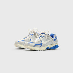 Nike WMNS Zoom Vomero 5 - Game Royal / White / Coconut | Kith Game Royal / White / Coconut