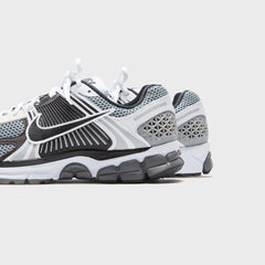 Nike Zoom Vomero 5 SE SP - Dark Grey / White / Sail / Black | Kith Dark Grey / White / Sail / Black