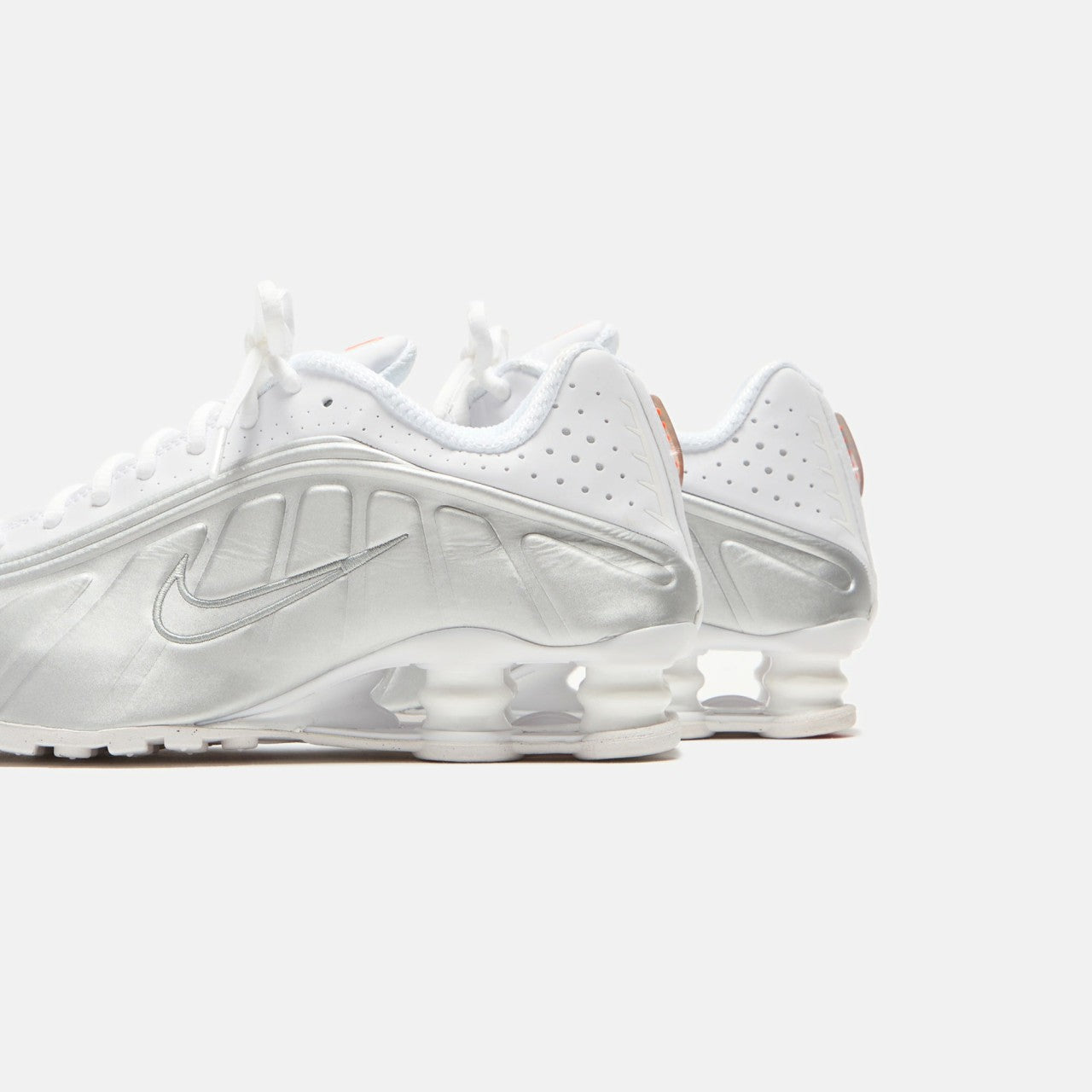 Nike WMNS Shox R4 - White / Metallic Silver / Max Orange / White | Kith White / Metallic Silver / Max Orange / White