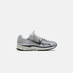 Nike WMNS Zoom Vomero 5 - Photon Dust / Chrome / Gridiron / Sail | Kith Photon Dust / Chrome / Gridiron / Sail