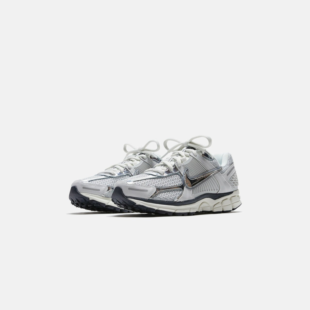 Nike WMNS Zoom Vomero 5 - Photon Dust / Chrome / Gridiron / Sail | Kith Photon Dust / Chrome / Gridiron / Sail