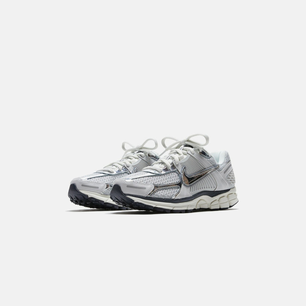 Nike WMNS Zoom Vomero 5 - Photon Dust / Chrome / Gridiron / Sail | Kith Photon Dust / Chrome / Gridiron / Sail