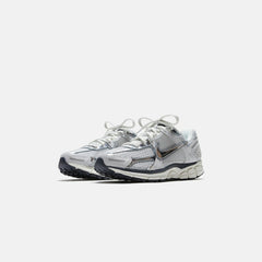 Nike WMNS Zoom Vomero 5 - Photon Dust / Chrome / Gridiron / Sail | Kith Photon Dust / Chrome / Gridiron / Sail