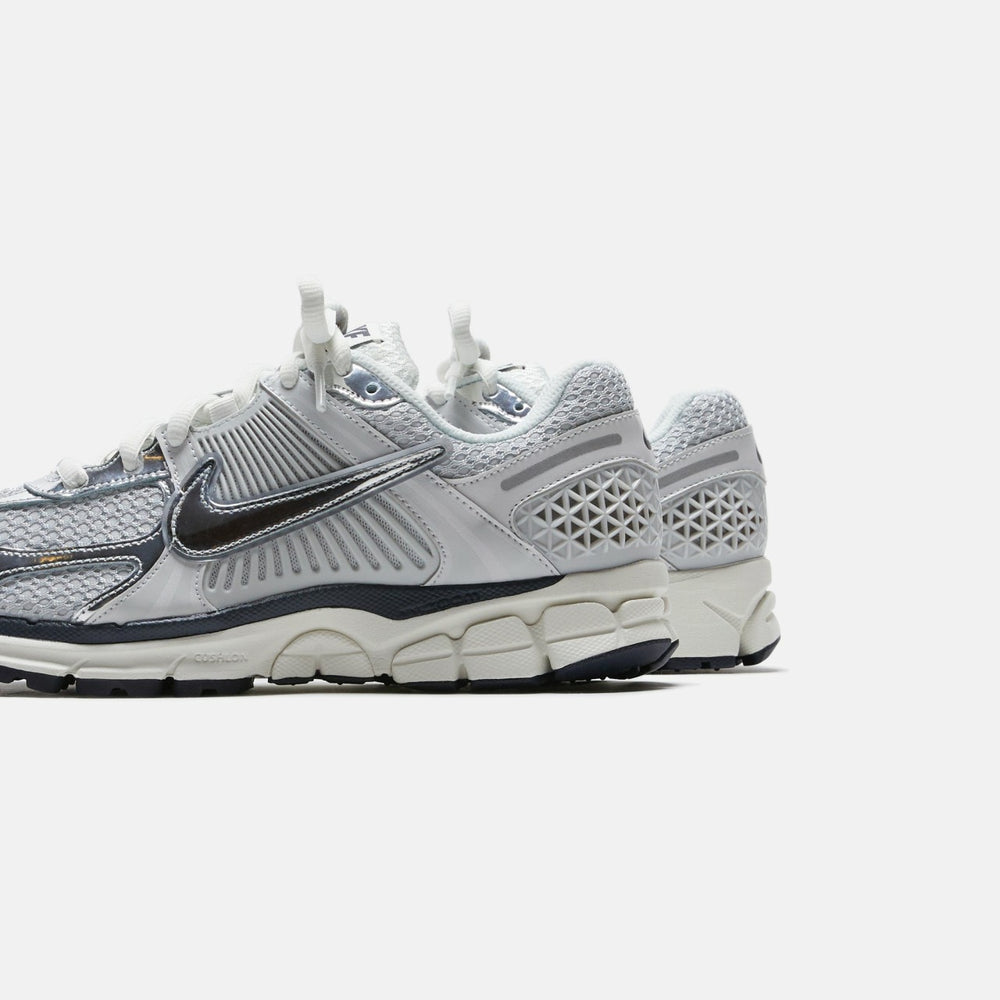 Nike WMNS Zoom Vomero 5 - Photon Dust / Chrome / Gridiron / Sail | Kith Photon Dust / Chrome / Gridiron / Sail