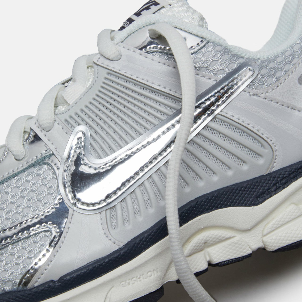 Nike WMNS Zoom Vomero 5 - Photon Dust / Chrome / Gridiron / Sail | Kith Photon Dust / Chrome / Gridiron / Sail