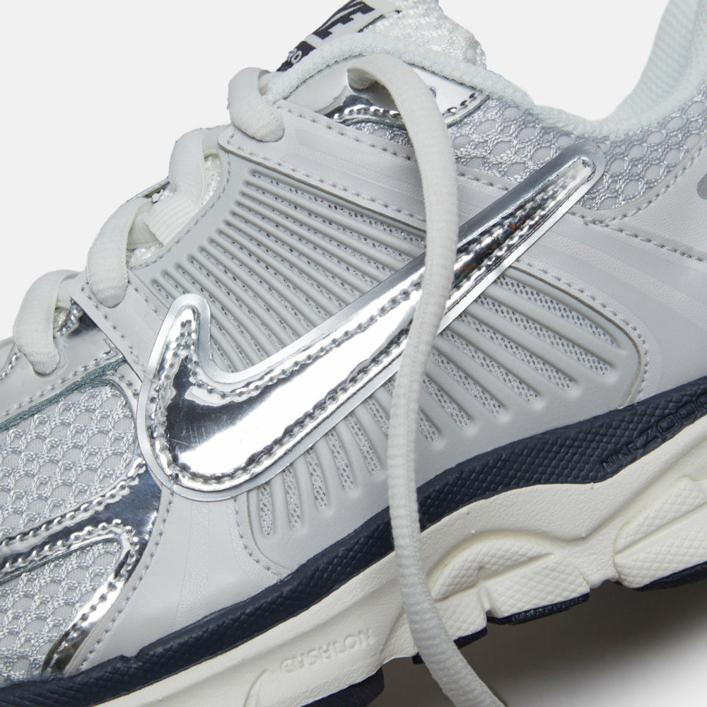 Nike WMNS Zoom Vomero 5 - Photon Dust / Chrome / Gridiron / Sail | Kith Photon Dust / Chrome / Gridiron / Sail