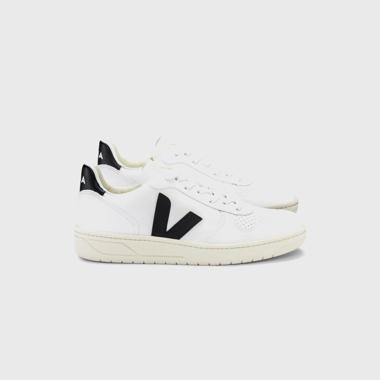 Veja WMNS V-10 Extra White / Black | Kith