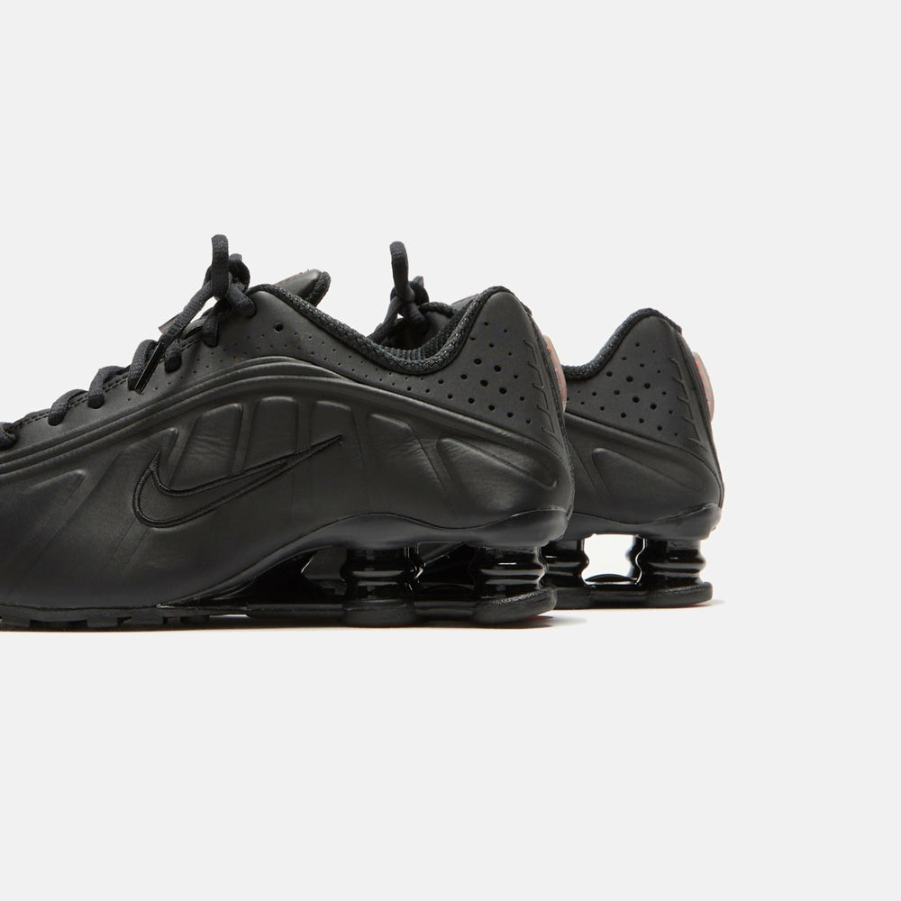 Nike WMNS Shox R4 - Black / Black / Max Orange | Kith Black / Black / Max Orange