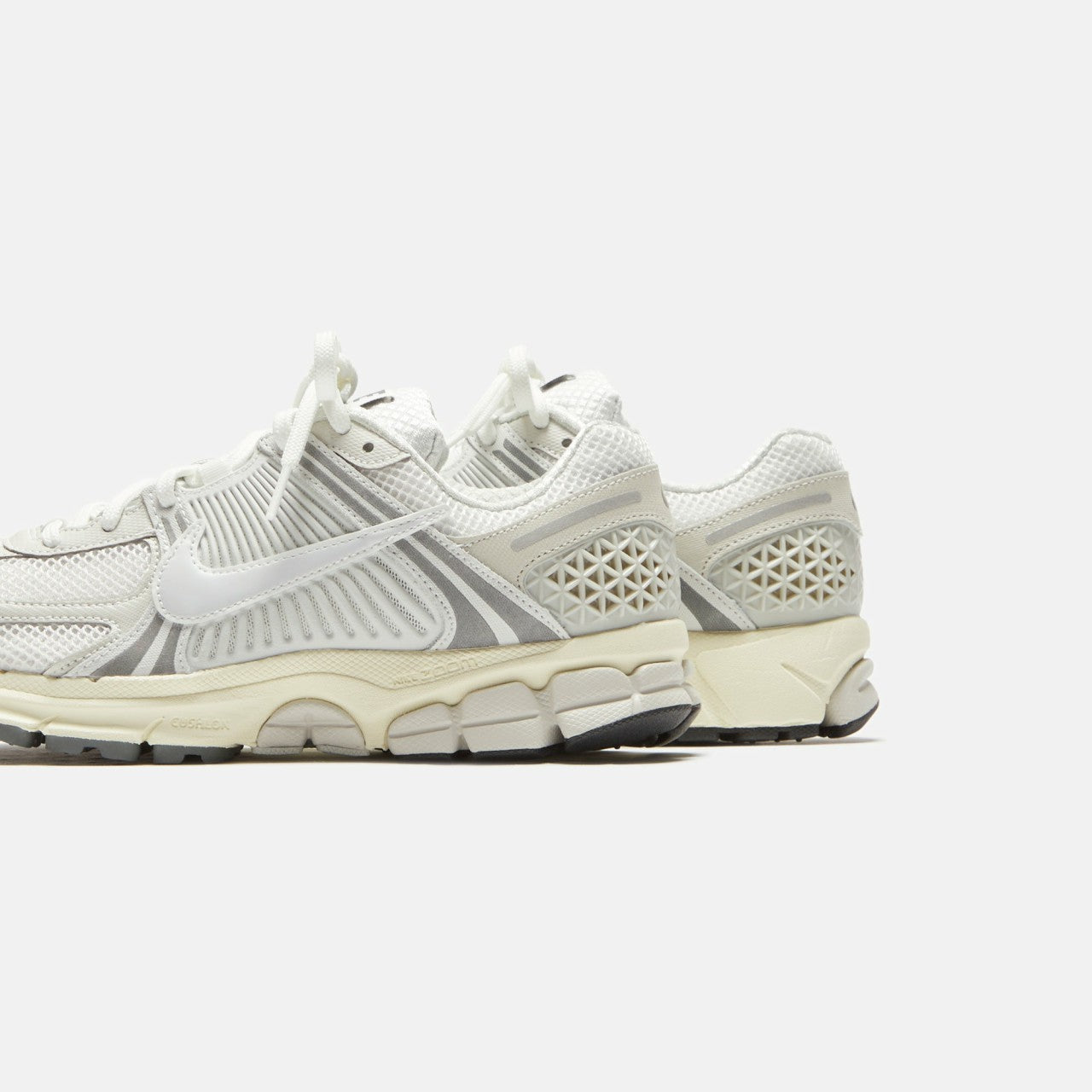 Nike Zoom Vomero 5 - Platinum Tint / Photon Dust | Kith Platinum Tint / Photon Dust