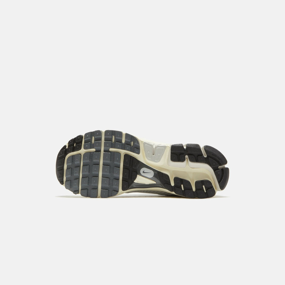 Nike Zoom Vomero 5 - Platinum Tint / Photon Dust | Kith Platinum Tint / Photon Dust