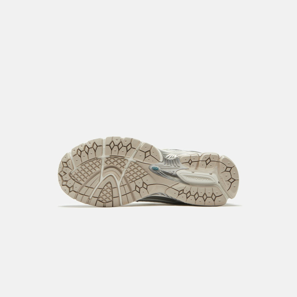 New Balance 1906R - Silver Metallic / Sea Salt | Kith Silver Metallic / Sea Salt