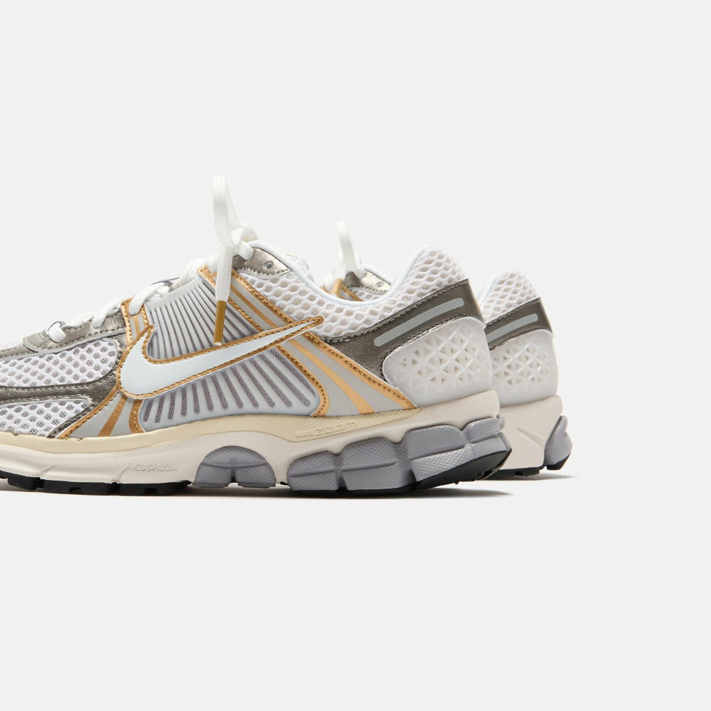Nike Zoom Vomero 5 - Platinum Tint / White / Metallic Platinum | Kith Platinum Tint / White / Metallic Platinum