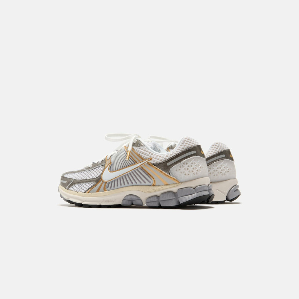 Nike Zoom Vomero 5 - Platinum Tint / White / Metallic Platinum | Kith Platinum Tint / White / Metallic Platinum
