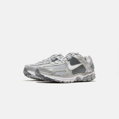Nike Zoom Vomero 5 - Met Wolf Grey / White / Metallic Silver | Kith Met Wolf Grey / White / Metallic Silver