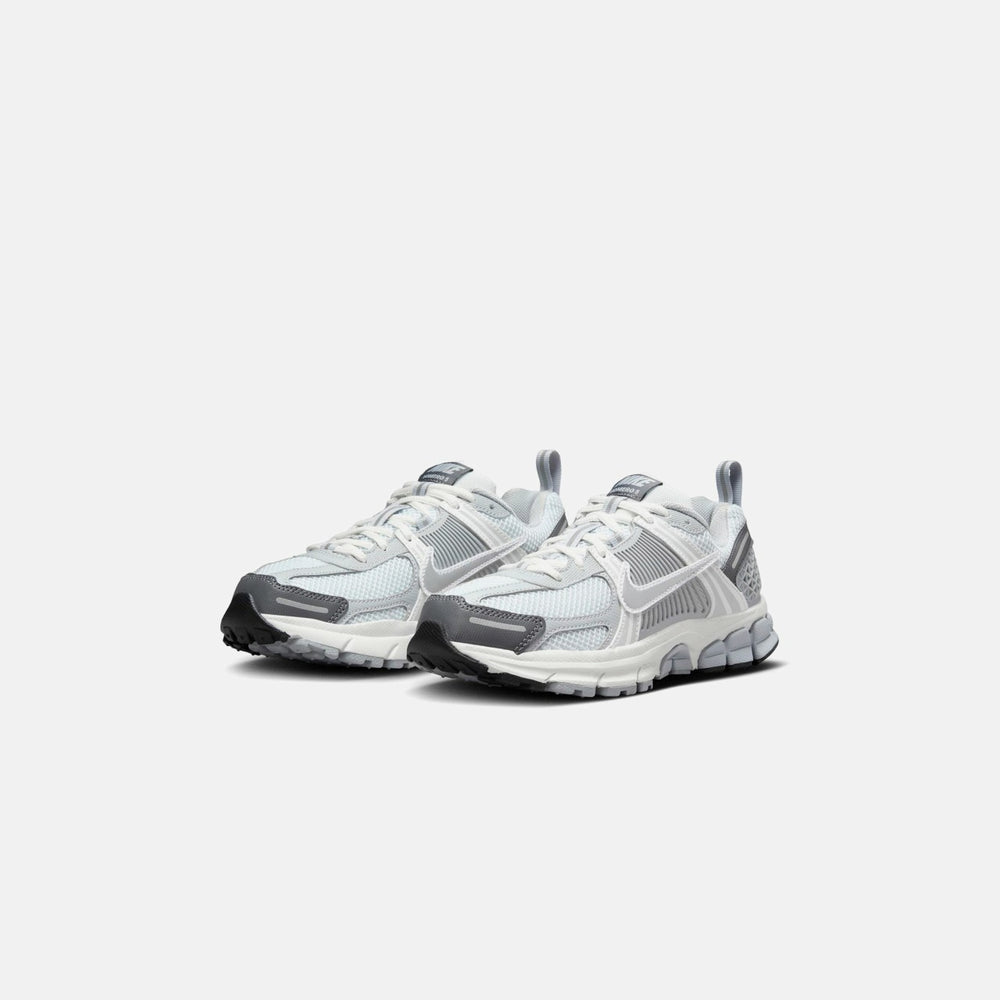 Nike GS Zoom Vomero 5 - Pure Platinum / Metallic Silver / Summit White | Kith Pure Platinum / Metallic Silver / Summit White / Dark Grey