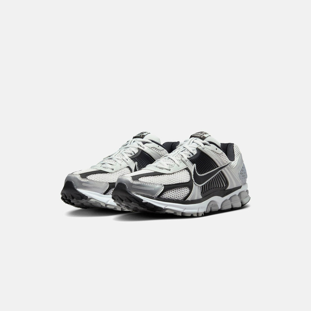 Nike Zoom Vomero 5 - Metallic Silver / Black / Pure Platinum | Kith Metallic Silver / Black / Pure Platinum