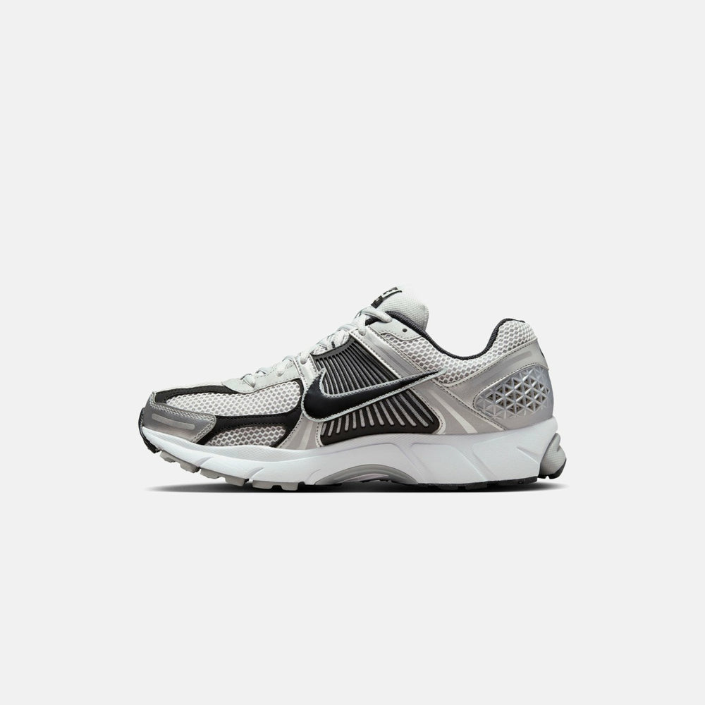 Nike Zoom Vomero 5 - Metallic Silver / Black / Pure Platinum | Kith Metallic Silver / Black / Pure Platinum