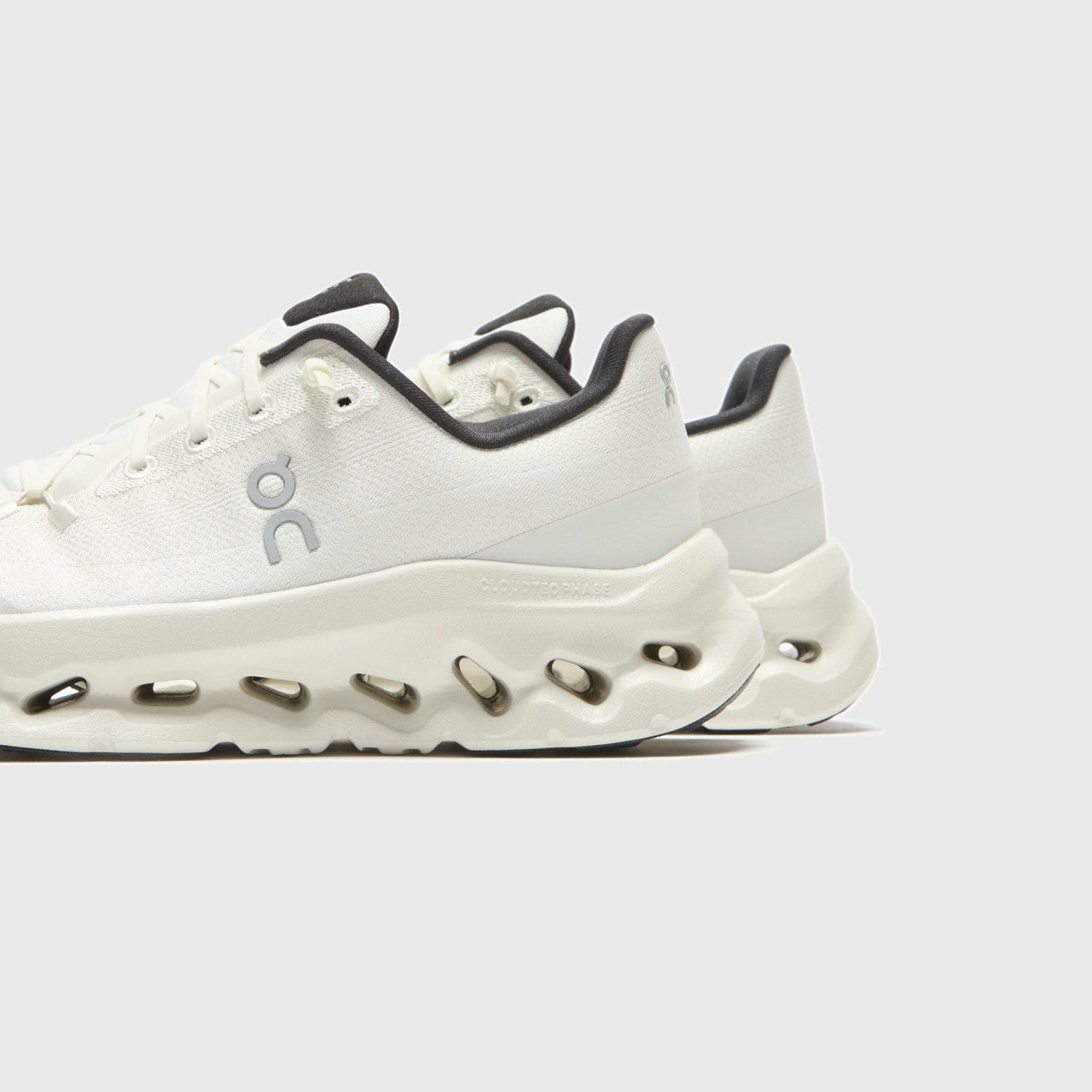 On Running WMNS Cloudtilt - Pearl / Black | Kith Pearl / Black