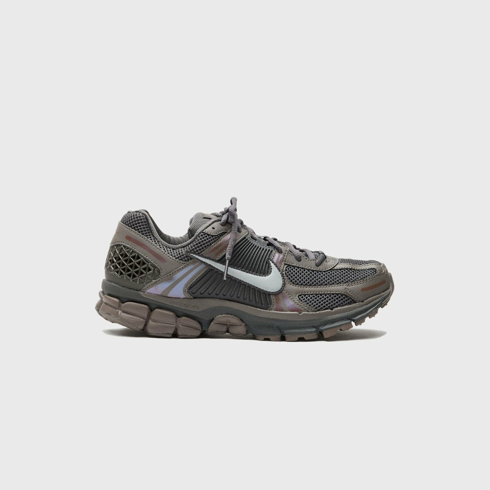 Nike Zoom Vomero 5 - Cave Stone / Metallic Silver | Kith Cave Stone / Metallic Silver