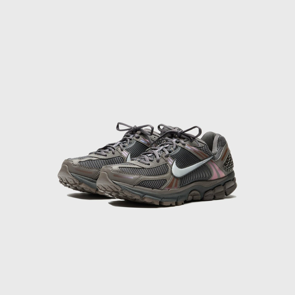 Nike Zoom Vomero 5 - Cave Stone / Metallic Silver | Kith Cave Stone / Metallic Silver