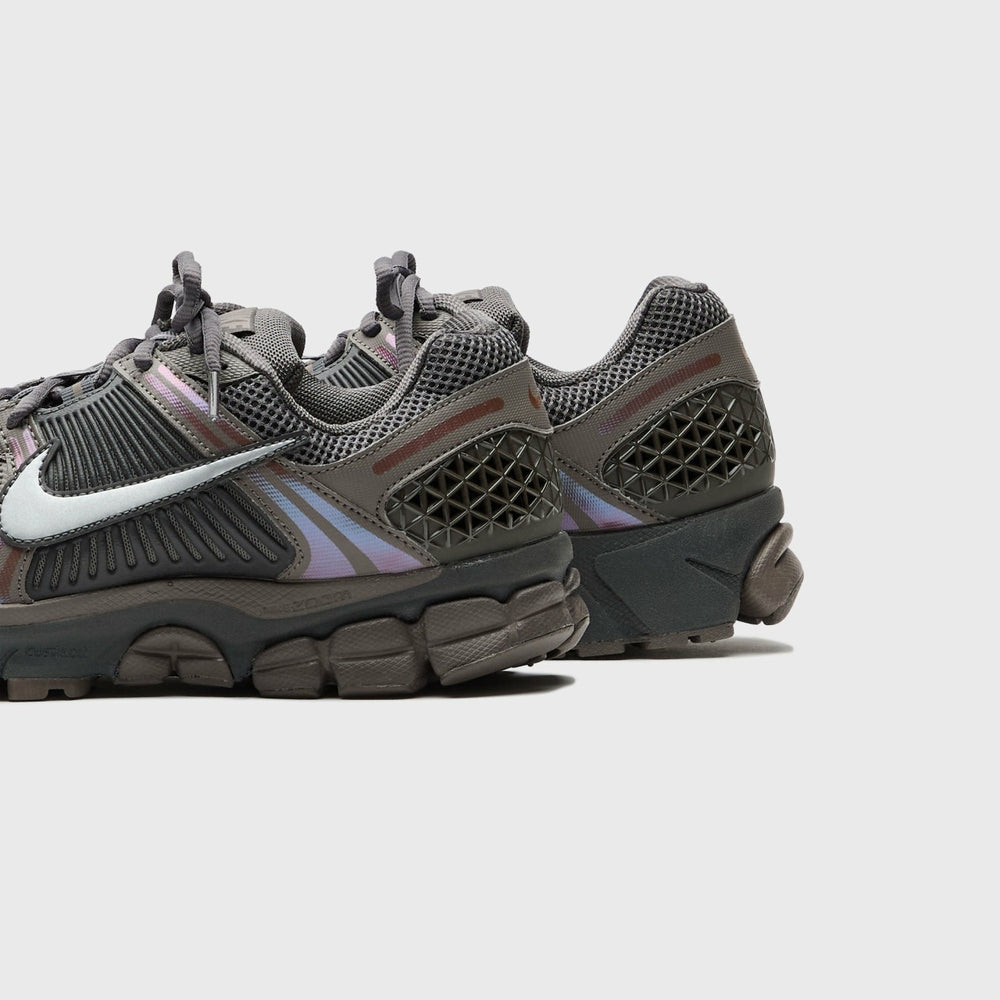 Nike Zoom Vomero 5 - Cave Stone / Metallic Silver | Kith Cave Stone / Metallic Silver