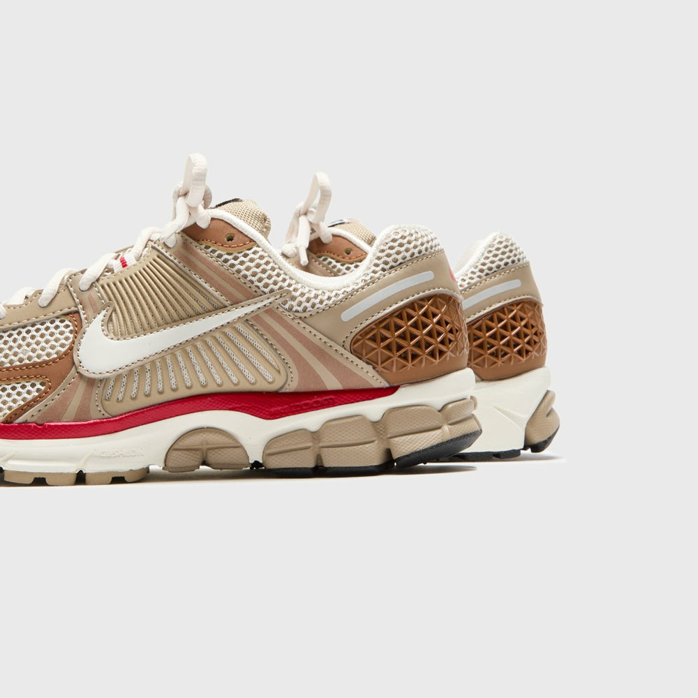 Nike WMNS Zoom Vomero 5 - Khaki / Phantom/ Fire Red/ Sail | Kith Khaki / Phantom/ Fire Red/ Sail