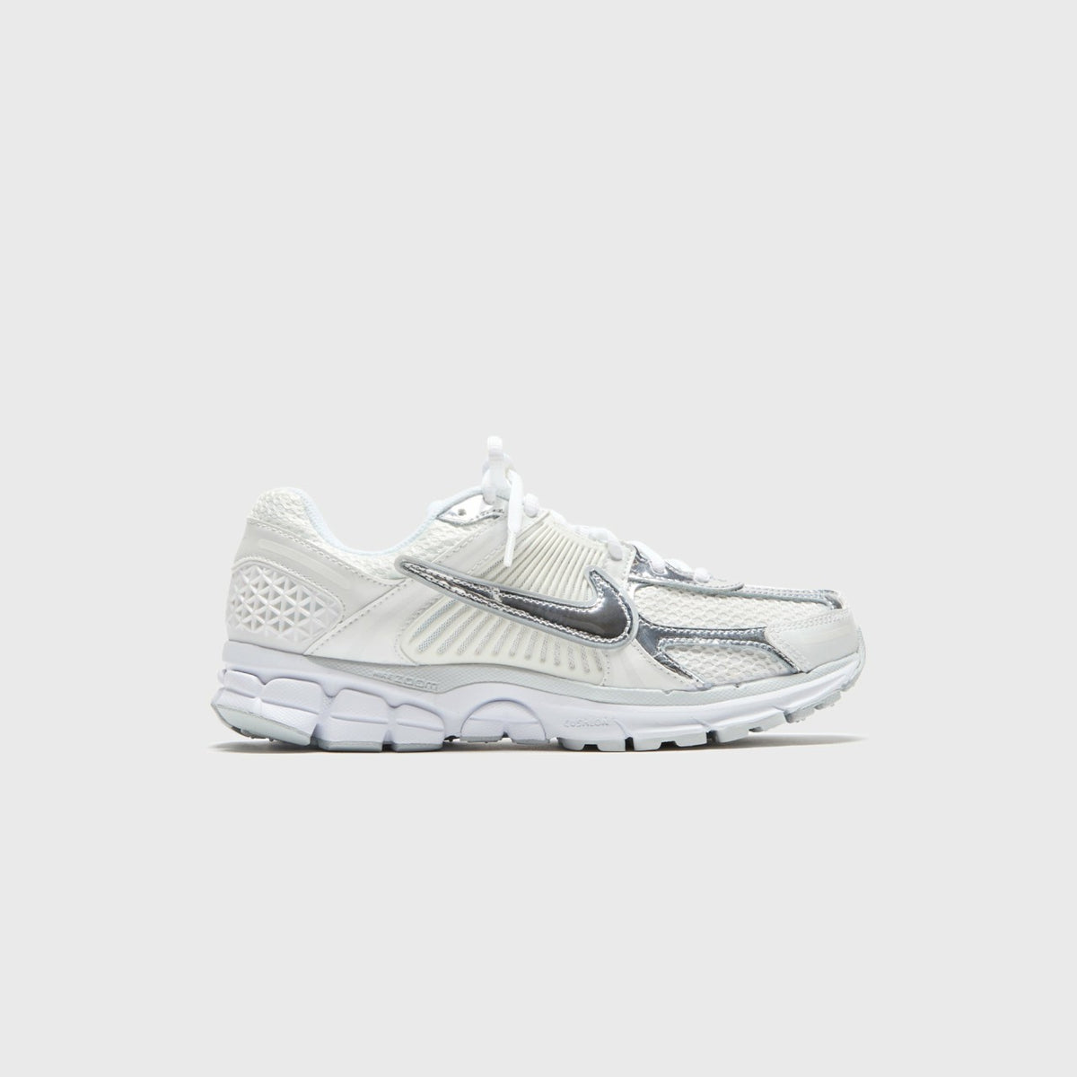Nike WMNS Zoom Vomero 5 - Metallic White / Metallic Silver / Summit Wh | Kith Metallic White / Metallic Silver / Summit White