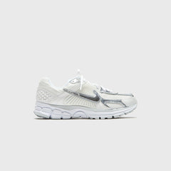 Nike WMNS Zoom Vomero 5 - Metallic White / Metallic Silver / Summit Wh | Kith Metallic White / Metallic Silver / Summit White