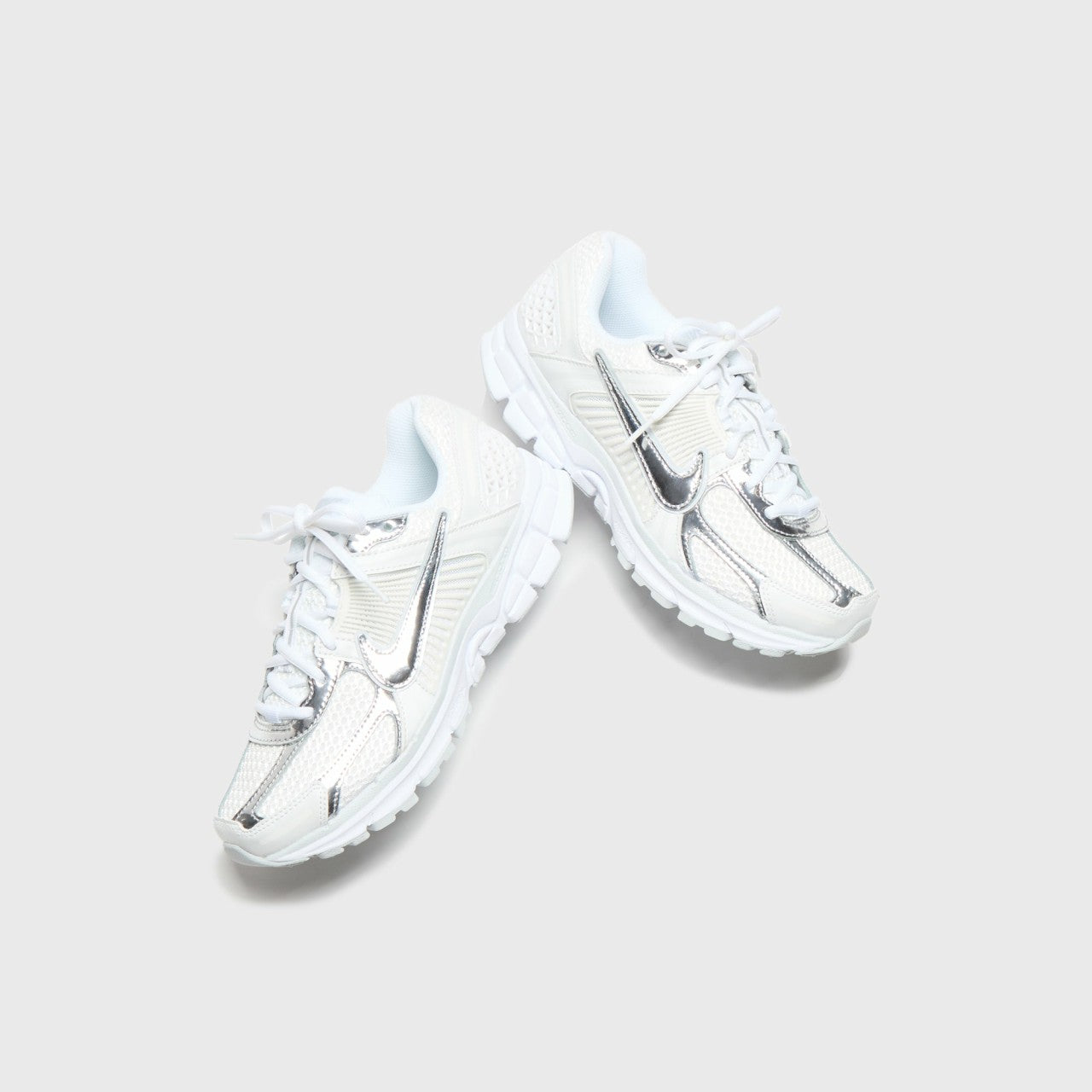 Nike WMNS Zoom Vomero 5 - Metallic White / Metallic Silver / Summit Wh | Kith Metallic White / Metallic Silver / Summit White