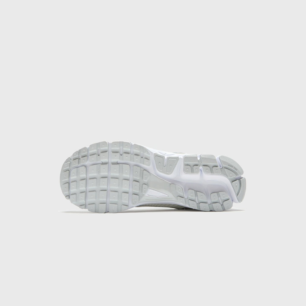 Nike WMNS Zoom Vomero 5 - Metallic White / Metallic Silver / Summit Wh | Kith Metallic White / Metallic Silver / Summit White