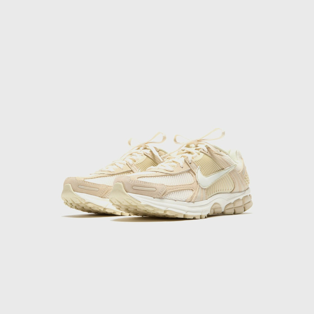 Nike WMNS Zoom Vomero 5 - Beach / Sail / Light Khaki | Kith Beach / Sail / Light Khaki
