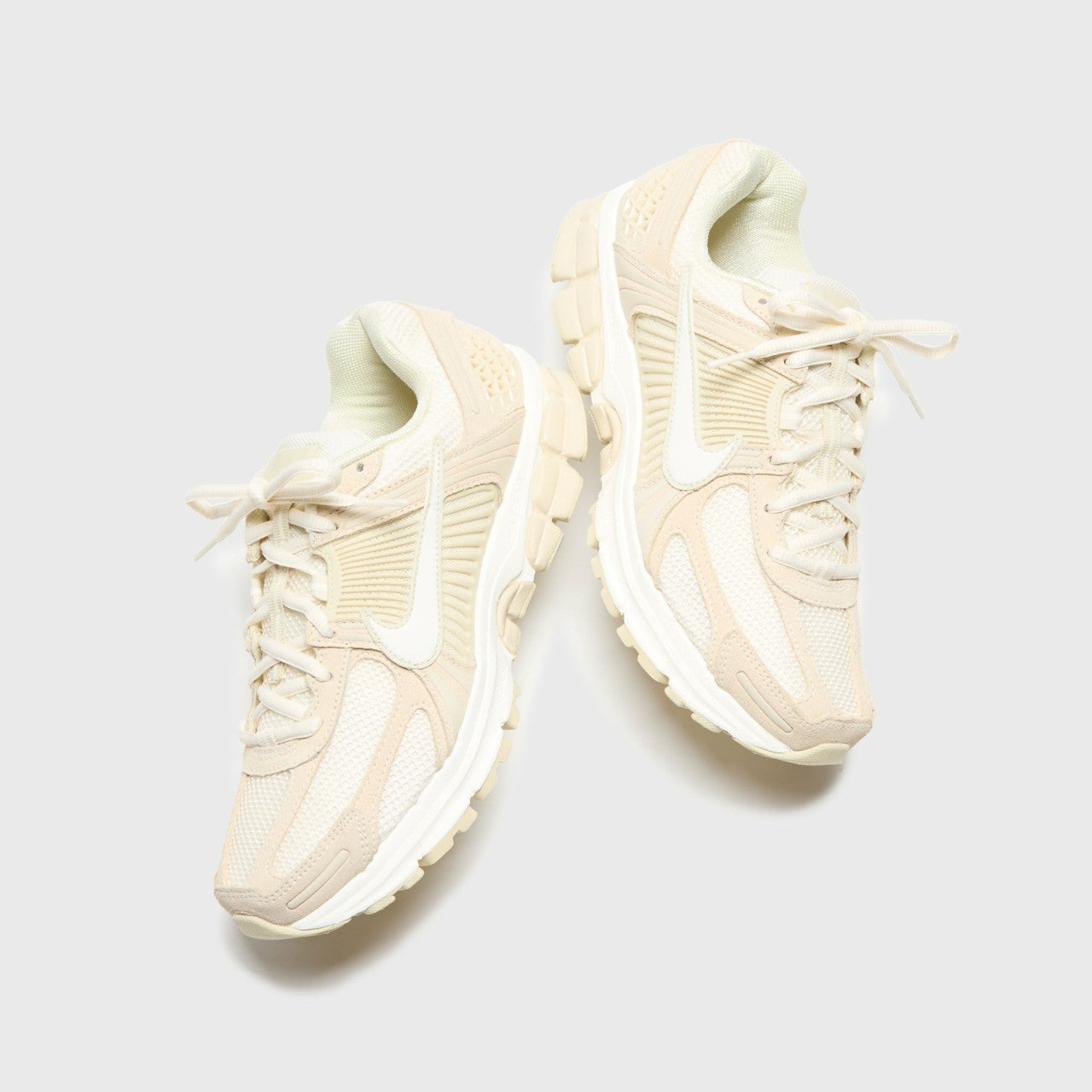 Nike WMNS Zoom Vomero 5 - Beach / Sail / Light Khaki | Kith Beach / Sail / Light Khaki