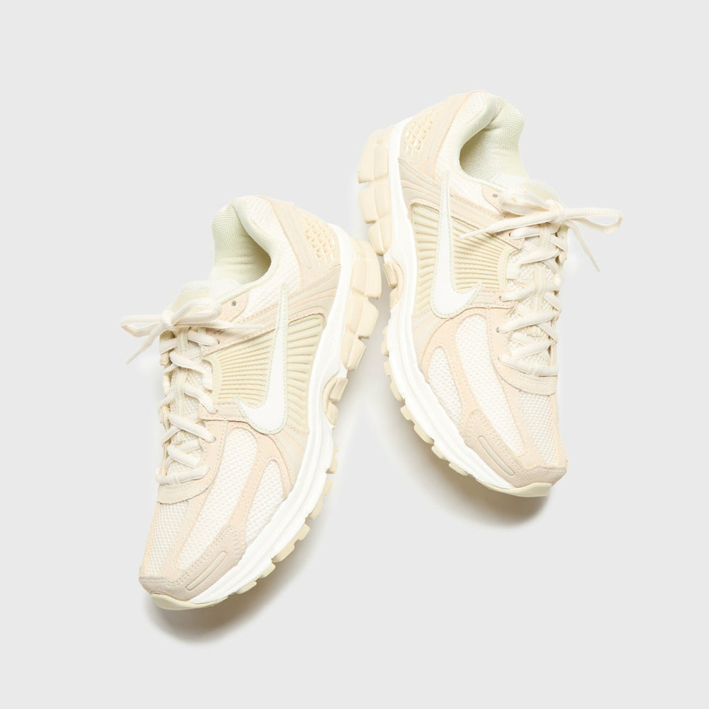 Nike WMNS Zoom Vomero 5 - Beach / Sail / Light Khaki | Kith Beach / Sail / Light Khaki