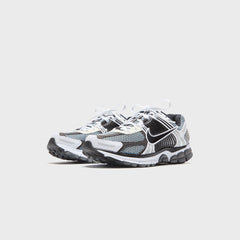 Nike Zoom Vomero 5 SE SP - Dark Grey / White / Sail / Black | Kith Dark Grey / White / Sail / Black