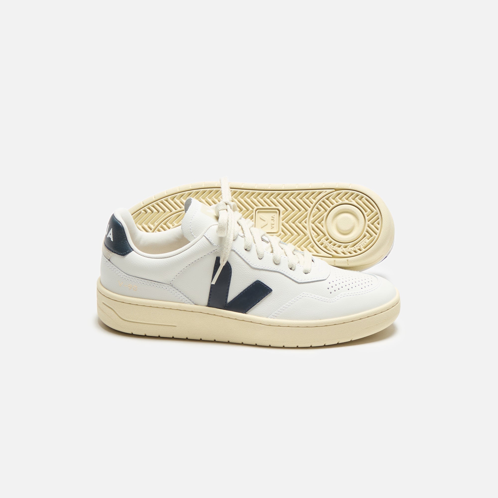 Veja V-90 - Extra White / Nautico | Kith Extra White / Nautico